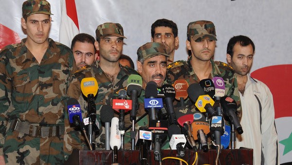 Đại tá Khaled al-Zalem (giữa) phát biểu tại một diễn đàn ở Damacus